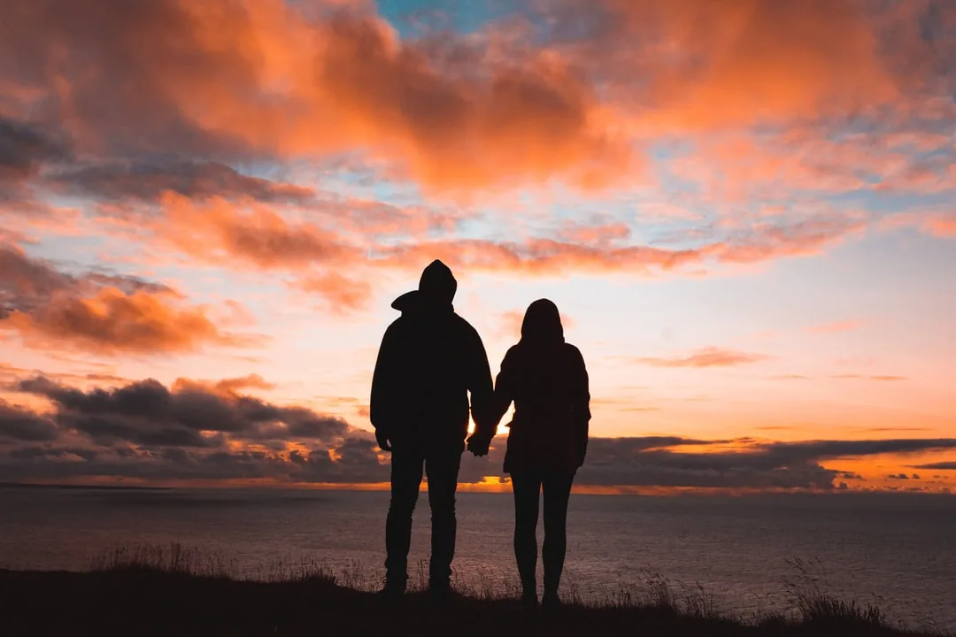 Couple sitting apart, the pursuer-distancer cycle in relationships